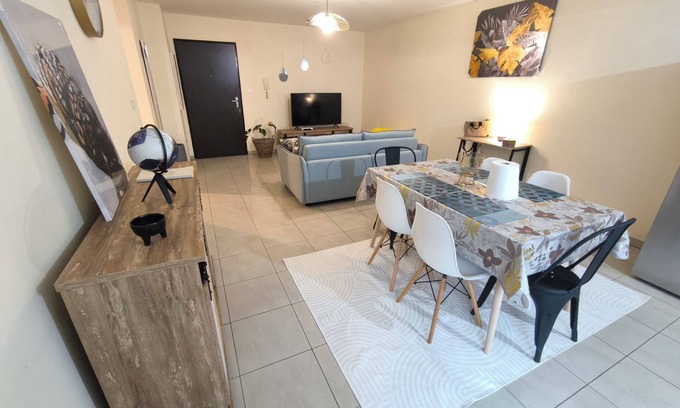 Saint-Denis Apartment | Cosy apartment in residence in the center of St Denis