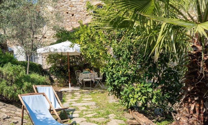 Dolcedo House | Cosy apartment in villa for 4 people with patio and pets allowed