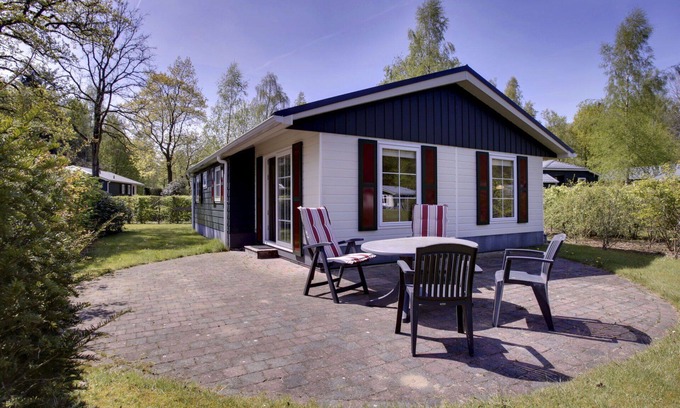 Municipality of Dalfsen House | Cosy apartment in villa for 4 guests with WIFI, pool, TV and terrace