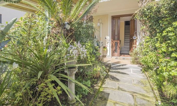 Seravezza Apartment | Cosy apartment for 6 guests with WIFI, hot tub, A/C, balcony and pets allowed