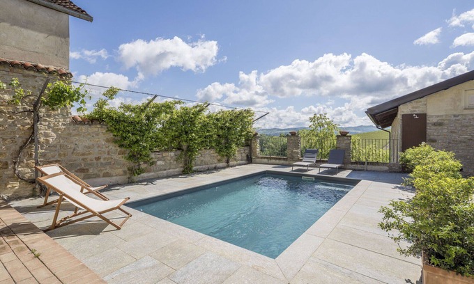 Monforte d'Alba Apartment | Cosy apartment for 4 people with WIFI, pool, TV and balcony, close to Alba