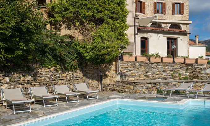 Novelli Apartment | Cosy apartment for 8 people with pool, WIFI, TV, patio, pets allowed and panoramic view