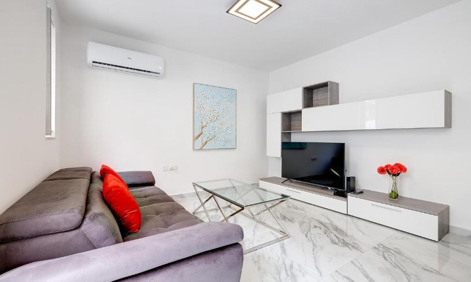 Swieqi Apartment | Cosy Apartment steps to St George's Bay