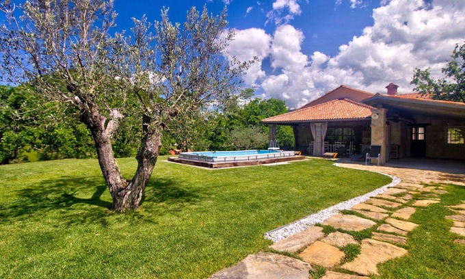 Hrastovlje Apartment | Cosy apartment with A/C, WIFI, private pool, TV, terrace, pets allowed and panoramic view