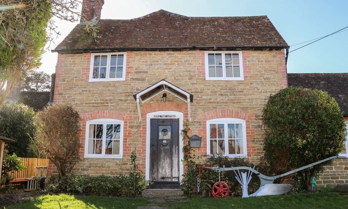 Warnham Cottage | Cosy Apple Tree Cottage in Rural Village Location within walking distance of pub