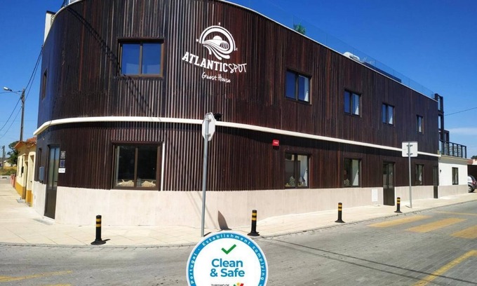 Mira House | Cosy beach retreat on Poco da Cruz Beach. Every room has their ensuite bathrom!