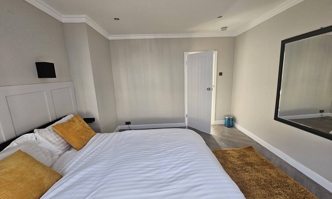 Chatham House | Cosy Bright Luxury Modern 3 Bedroom House near Chatham Station