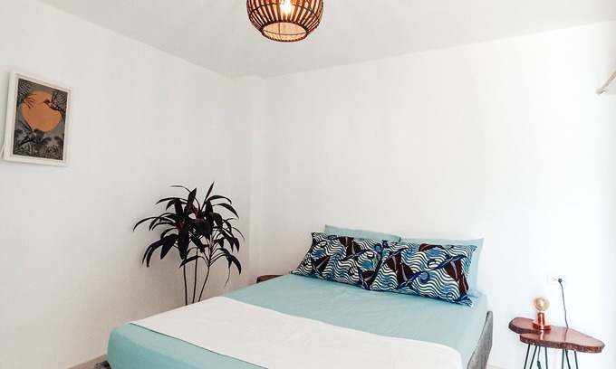 Riohacha House | Cosy double room ensuite bathroom. Central & 1min walk from the beach!