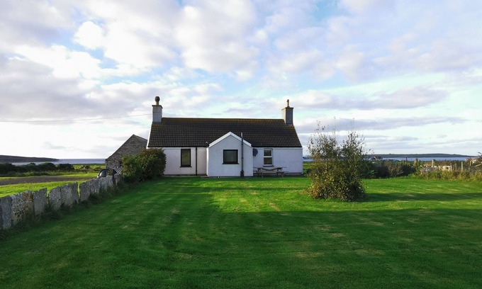 Canisbay Cottage | Cosy Highland retreat with countryside and sea views.