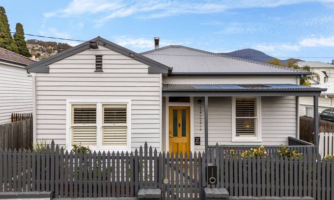 Sandy Bay Apartment | Cosy & Private Escape in the Bay