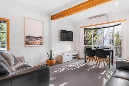 Hobart Central Business District House | Cosy renovated 2 bed villa in superb location