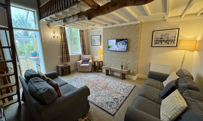 Wormhill Apartment | Cosy self catering apartment in large Victorian Residence