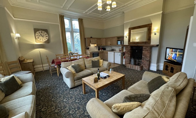 Wormhill Cottage | Cosy self catering apartment in large Victorian Residence