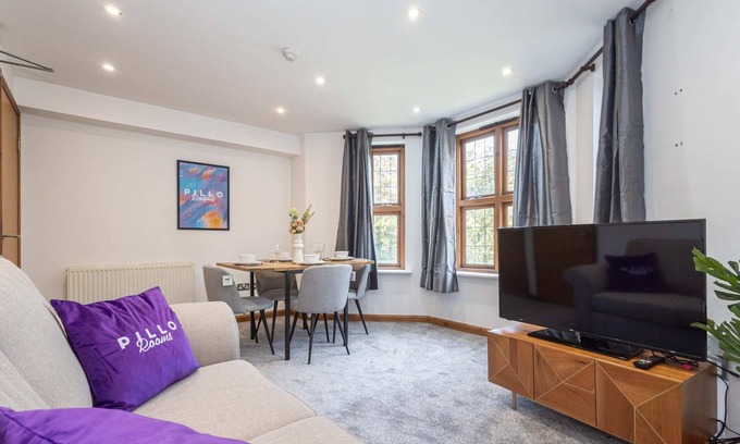 Walkden Apartment | Cosy, Spacious Duplex Apartment near Salford Royal