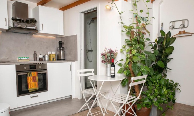 Hopital Saint-Louis Bed & Breakfast | Cosy Studio !!!