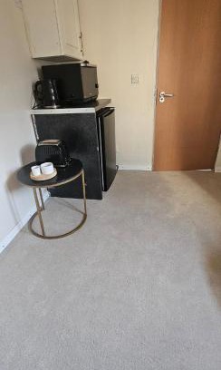 South Ockendon Apartment | Cosy Studio Getaway - Free Parking & Central Links