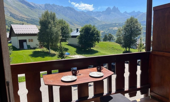 Albiez-le-Vieux Apartment | Cosy studio with superb view of the Aiguilles d'Arves at the foot of the slopes