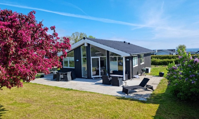 Strøby Ladeplads House | Cosy summerhouse near the waterfront