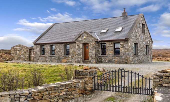 Cleggan Cottage | Cottage 118 - Cleggan - sleeps 7 guests in 3 bedrooms