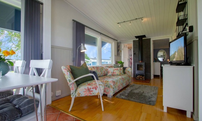 Falkenberg Cottage | Cottage 300 m from Skrea beach. Sheets, towels and cleaning are always included.
