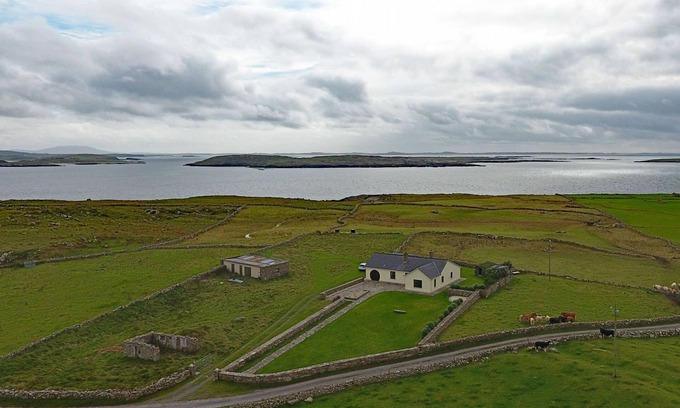 Omey Island Cottage | Cottage 383 - Claddaghduff - sleeps 8 guests in 4 bedrooms