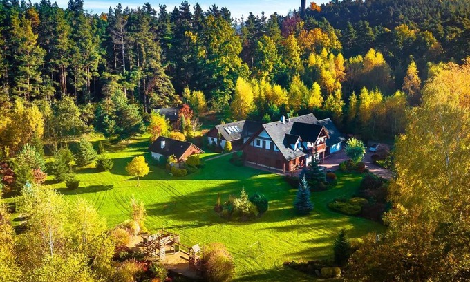 Sloup v Cechach Villa | Cottage: AŽ PO UŠI („Head over heels“)