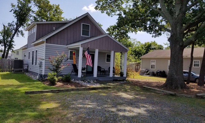 St. Michaels Cottage | Cottage downtown on a quiet street