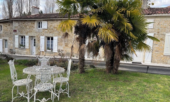 Taillant House | Cottage 'Gîte La Baragane' with Shared Terrace, Shared Garden and Wi-Fi