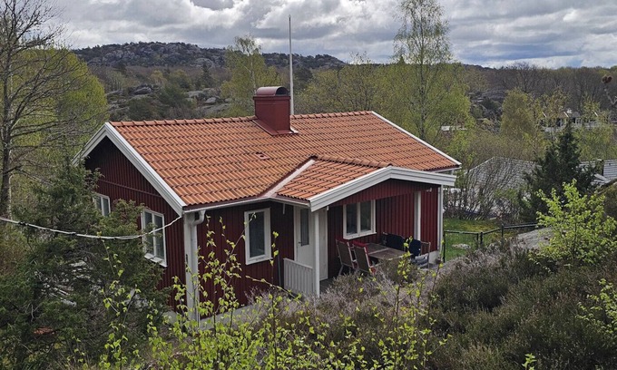 Hjaelteby Ski Chalet | Cottage in beautiful rocky surroundings on Mjörn, only 300m from the sea | SE09115