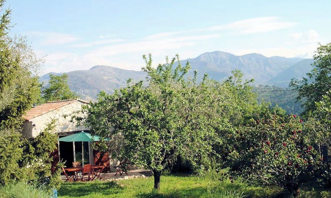 Berre-des-Alpes House | Cottage 'Les Lys' with Mountain View, Wi-Fi and Air Conditioning