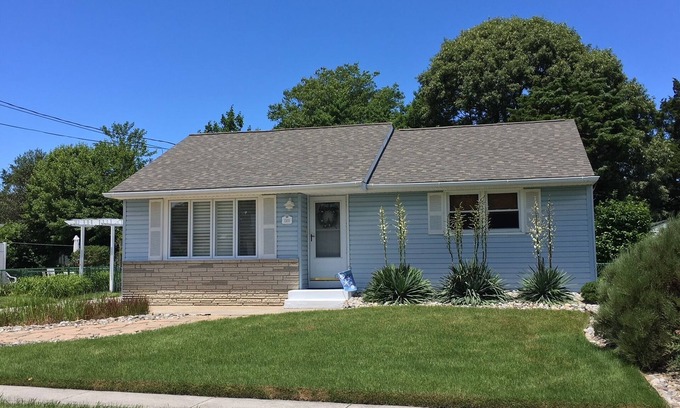 North Cape May House | Cottage Near the Bay 2.5 blocks to the beach & Harpoons. September open.