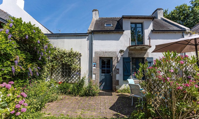 Theix-Noyalo House | Cottage 'Petit Gite Confortable Dans Village' with Private Terrace, Shared Garden and Wi-Fi