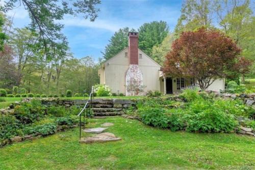 West Cornwall House | Cottage Retreat - Historic Cottage Home w Home Gym