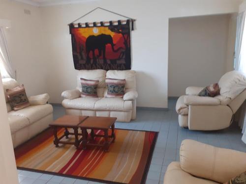 Harare House | Cottage - Sleeps 4 Pool & Private Parking