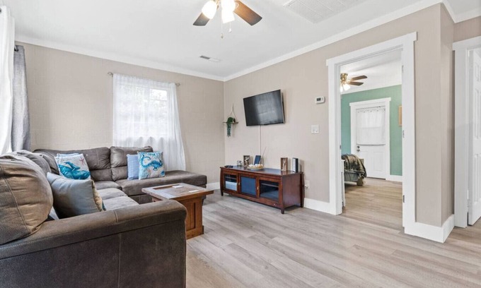 Long Beach Cottage | Cottage Walking Distance to the Beach W/E-Bikes