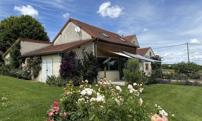 Louchy-Montfand Cottage | Cottage with pool and rose garden near Vichy