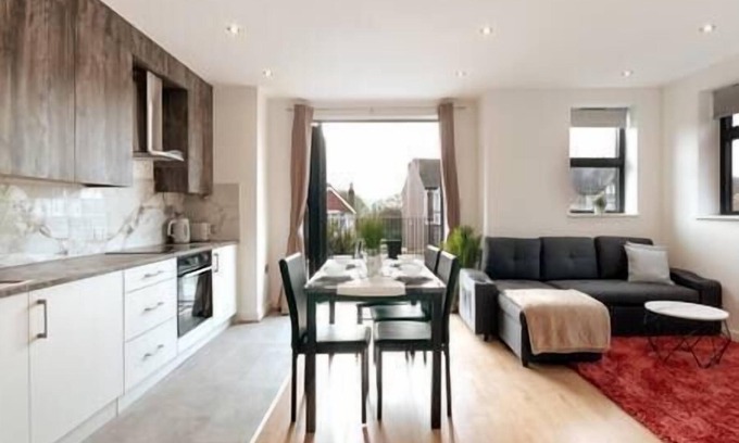 Coulsdon West Apartment | Coulsdon - Entire 1BR Flat with Terrace - Walk to Station