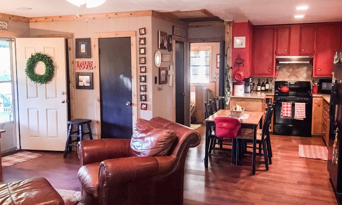 Wellborn Cabin | Country Cabin close to TAMU, firepit, fishing.