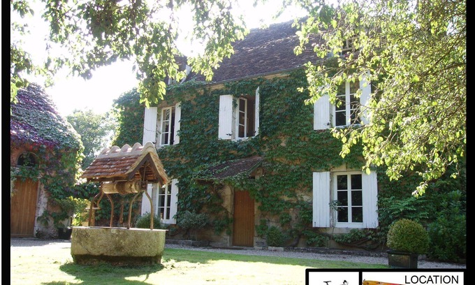 Bigny Cottage | COUNTRY GITE WITH SWIMMING POOL ON RIVER BANK