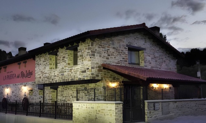 San Leonardo de Yague House | Country House 'La Puerta Del Rio Lobos' with Mountain View, Private Pool and Wi-Fi