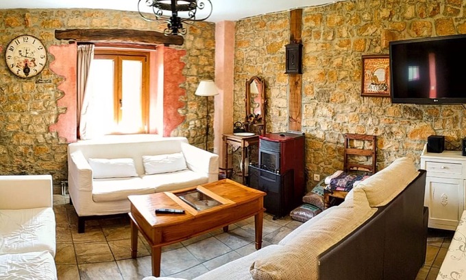 Basconcillos del Tozo House | Country House 'La Bernarda 2' with Mountain View, Shared Garden and Wi-Fi