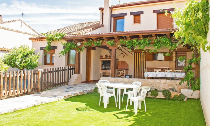 Turegano House | Country House 'Casa Mariano' with Mountain View, Private Terrace and Wi-Fi
