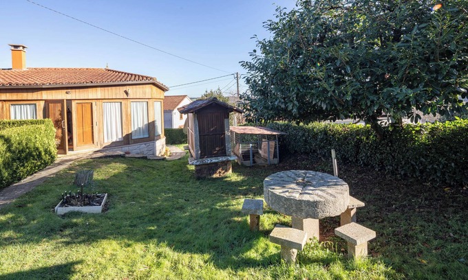 Outeiro House | Country House 'Casa Souto De Abajo' with Shared Garden and Wi-Fi