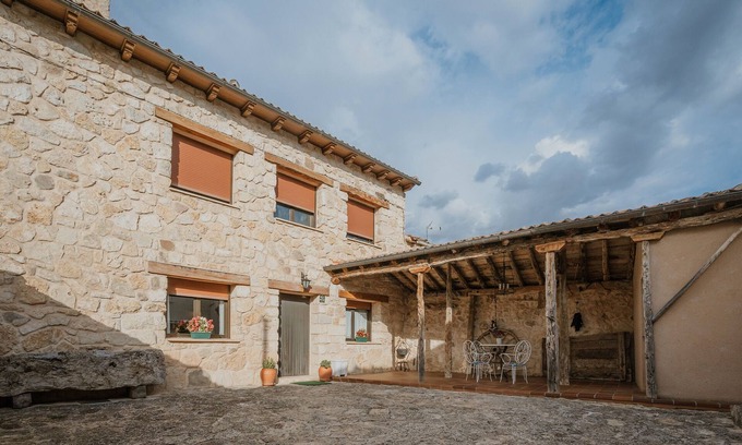 Duruelo House | Country House 'La Escondida' with Private Terrace and Wi-Fi