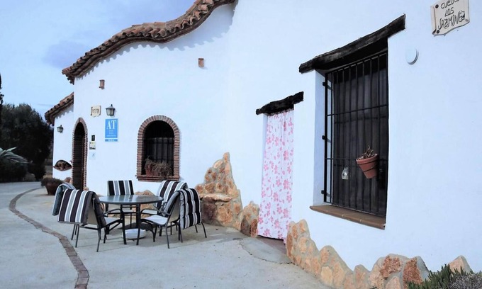 Benalua de Guadix House | Country House 'Los Jazmines' with Shared Pool, Wi-Fi and Air Conditioning