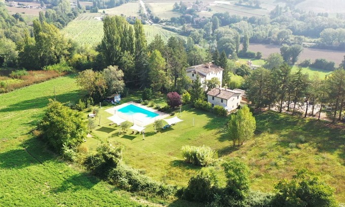 Montone Apartment | Country house with large pool & private restaurant in the green heart of Italy
