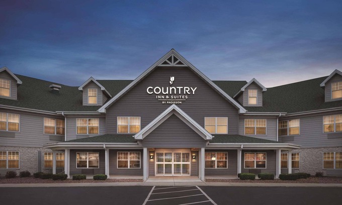 Village of Germantown Hotel | Country Inn & Suites by Radisson, Germantown, WI