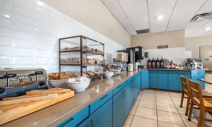 Watertown Hotel | Country Inn & Suites by Radisson, Watertown, SD