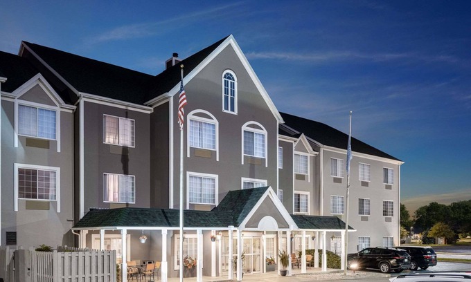 Maumee Hotel | Country Inn & Suites by Radisson, Toledo, OH