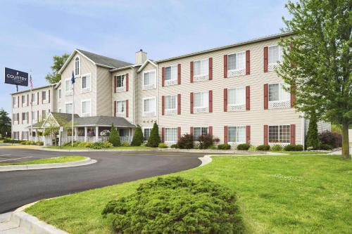 Forest Hills Hotel | Country Inn & Suites by Radisson, Grand Rapids Airport, MI
